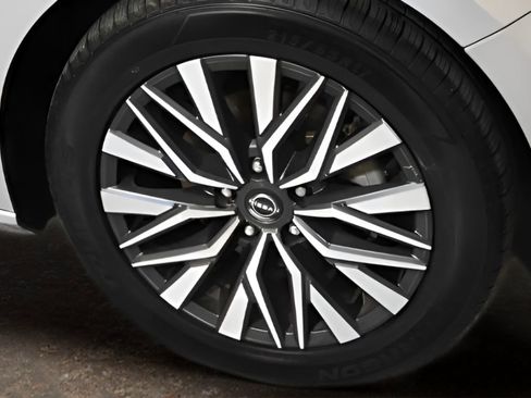 Used 2024 Nissan Altima 2.5 SV FWD image 6