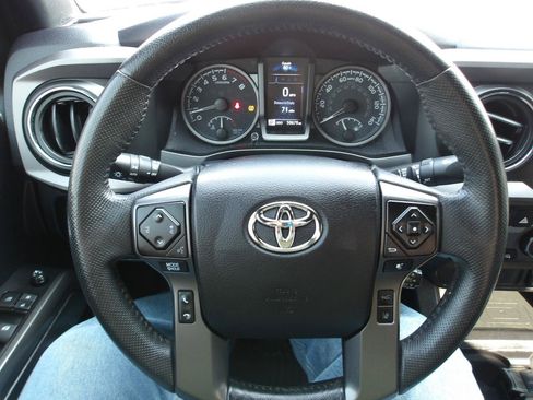 Used 2022 Toyota Tacoma TRD Off-Road AWD/4WD image 14