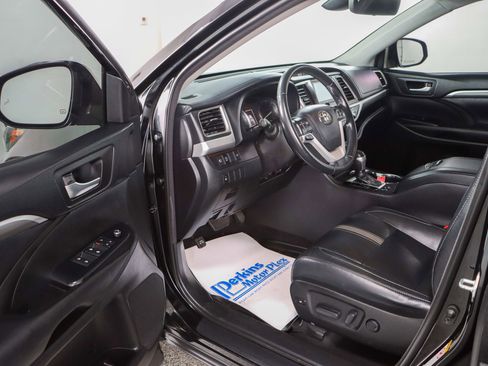 Used 2018 Toyota Highlander SE image 3