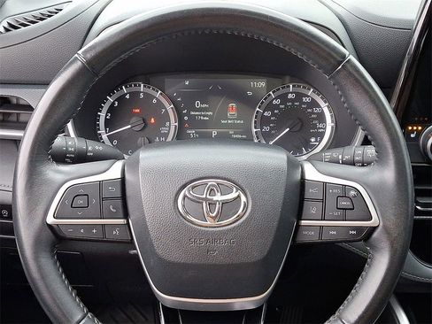 Used 2023 Toyota Highlander XSE image 20