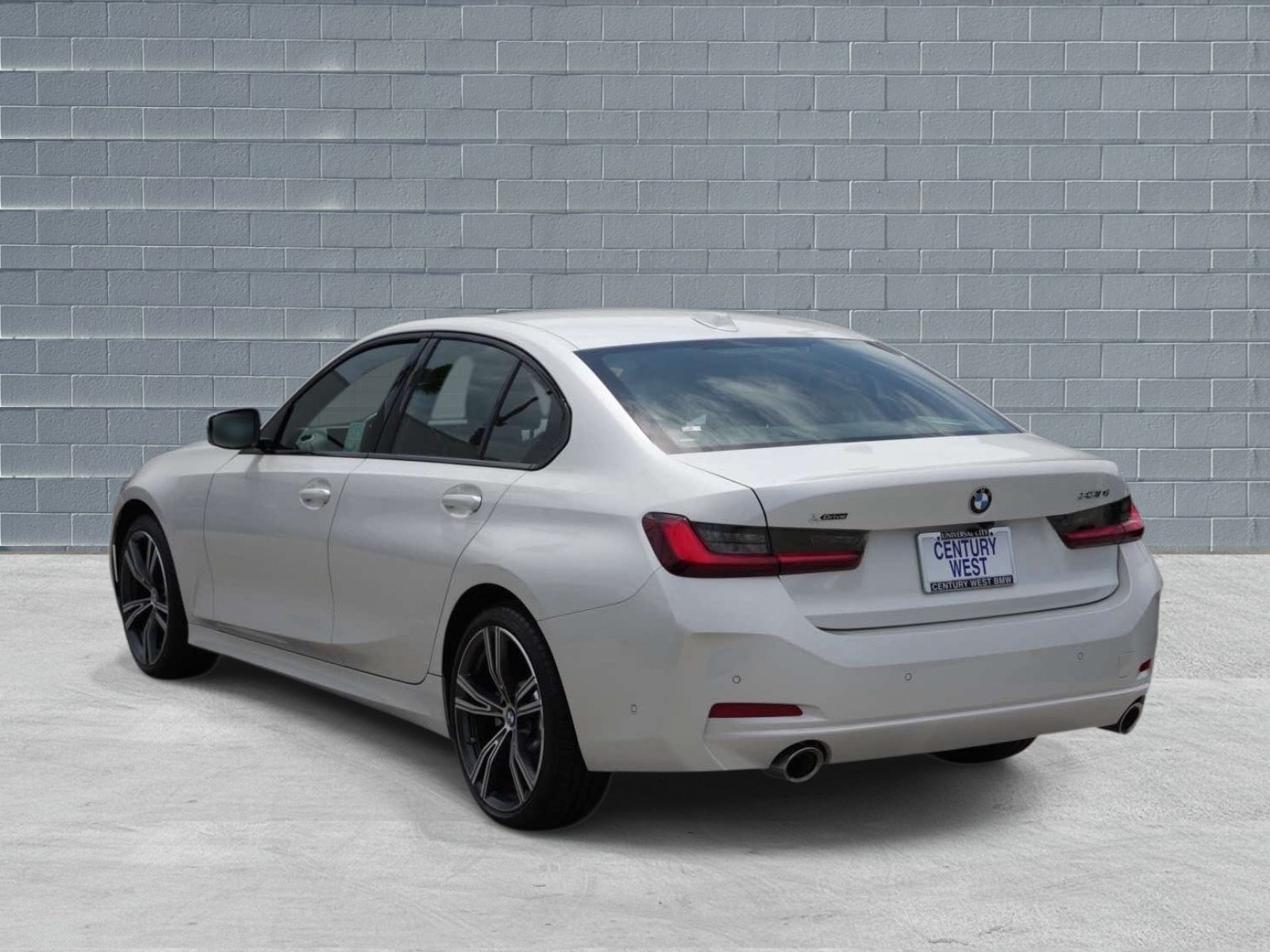 Used 2023 BMW 330i xDrive Sedan w/ Premium Package AWD/4WD image 3