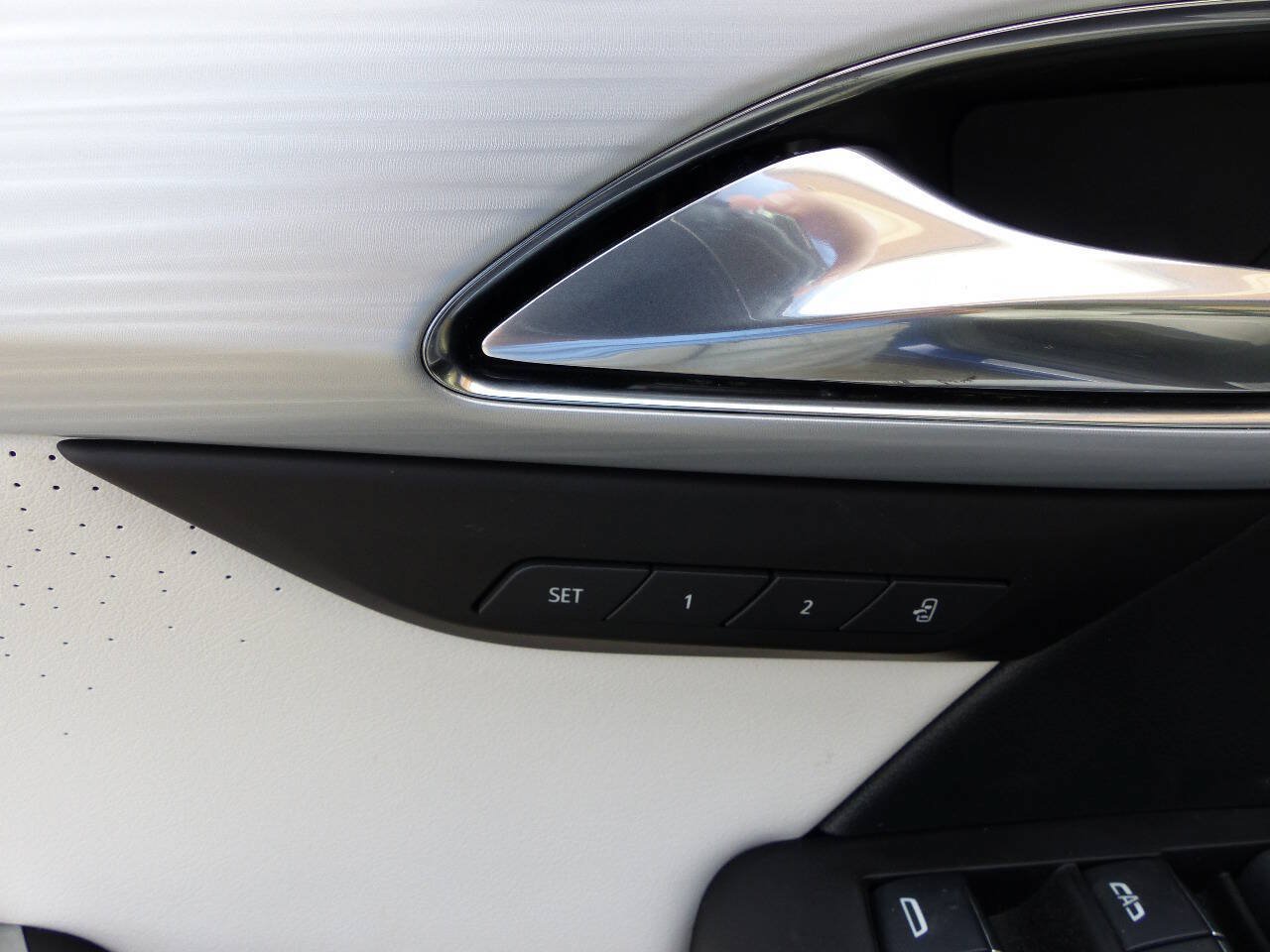 Used 2025 Buick Envision Avenir AWD/4WD image 23
