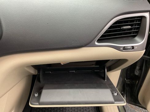 Used 2019 Jeep Cherokee Latitude w/ Cold Weather Group AWD/4WD image 24
