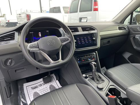 Used 2023 Volkswagen Tiguan SE image 32