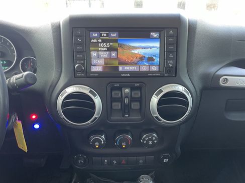 Used 2015 Jeep Wrangler Unlimited Rubicon w/ Connectivity Group AWD/4WD image 24