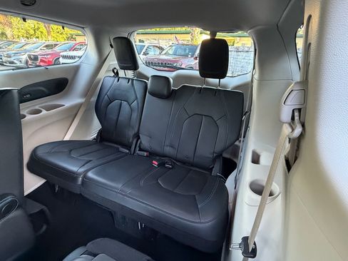 Used 2021 Chrysler Pacifica Touring-L FWD image 12