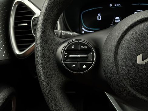 Used 2025 Kia Soul LX w/ LX Technology Package FWD image 31