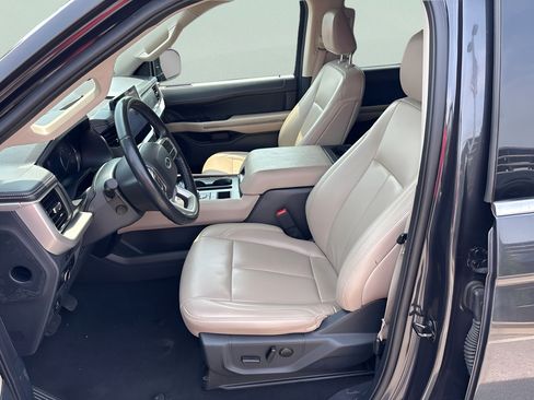 Used 2024 Ford Expedition XLT RWD image 9