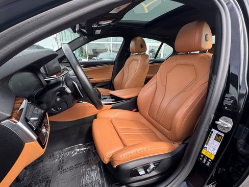 Used 2020 BMW 530i xDrive w/ Premium Package image 2