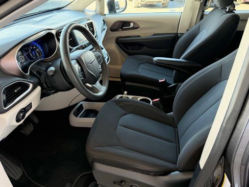 Used 2023 Chrysler Voyager LX image 15