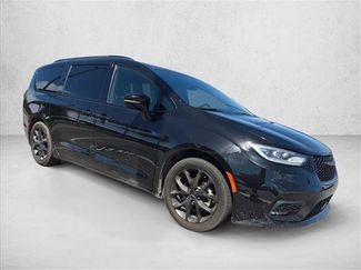Used 2025 Chrysler Pacifica Limited FWD video 3