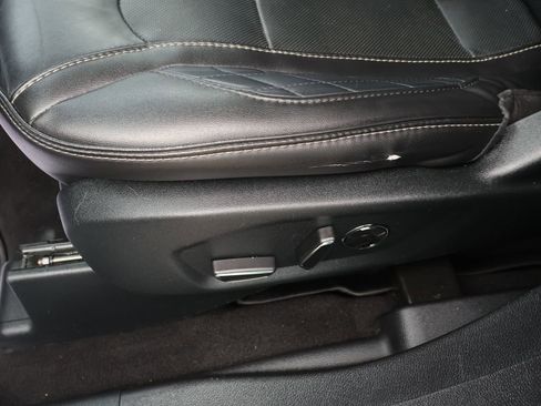 Used 2018 Ford Explorer Platinum image 18