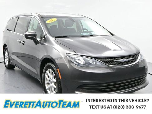Used 2017 Chrysler Pacifica Touring FWD image 1