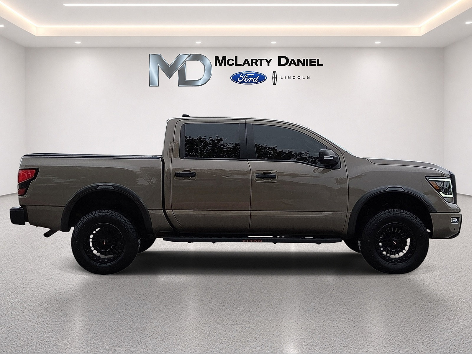 Used 2023 Nissan Titan PRO-4X w/ Pro-4x Convenience Package AWD/4WD image 6