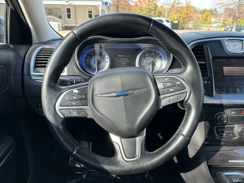 Used 2016 Chrysler 300 Limited image 21
