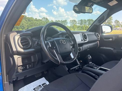 Used 2018 Toyota Tacoma TRD Off-Road AWD/4WD image 17