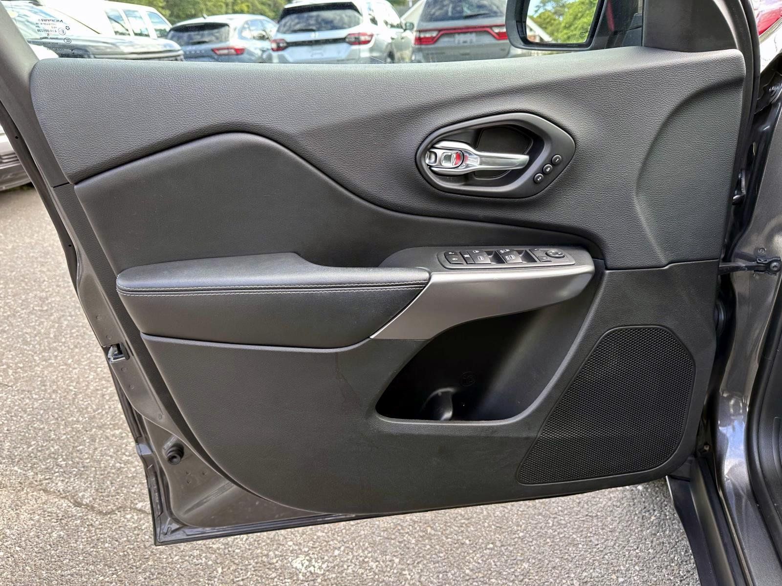 Used 2019 Jeep Cherokee Limited AWD/4WD image 8
