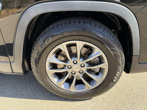 Used 2020 Jeep Cherokee Latitude Plus w/ Comfort/Convenience Group image 12