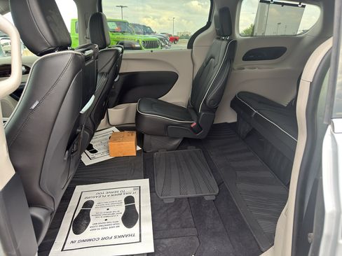 Certified 2022 Chrysler Pacifica Limited w/ Uconnect Theater Family Group AWD/4WD image 10
