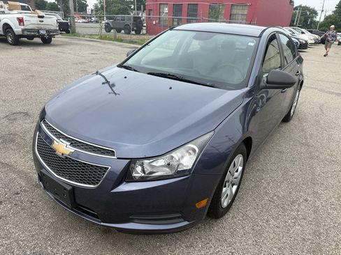 Used 2014 Chevrolet Cruze LS FWD image 2