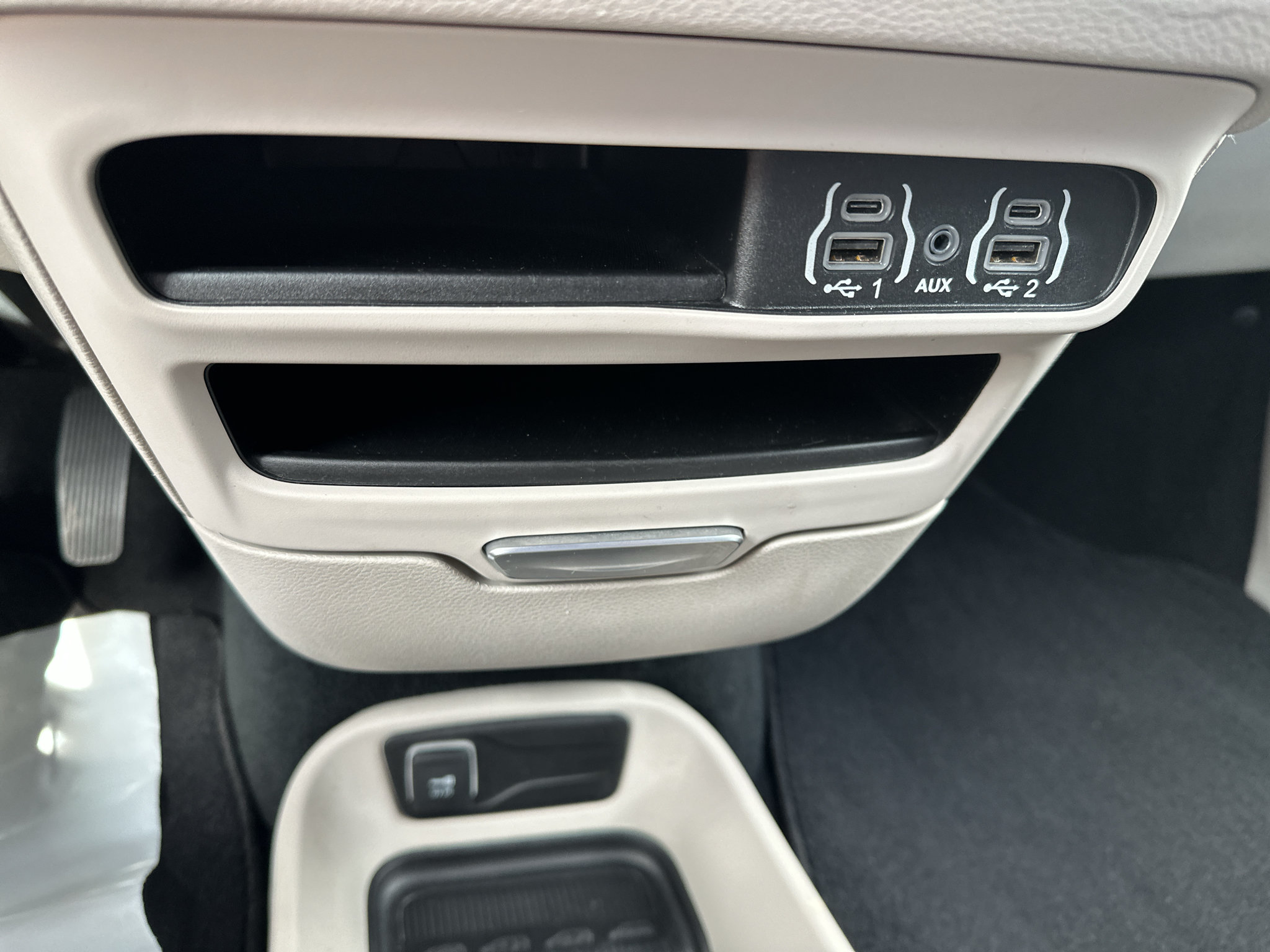 Used 2024 Chrysler Pacifica Touring-L FWD image 18