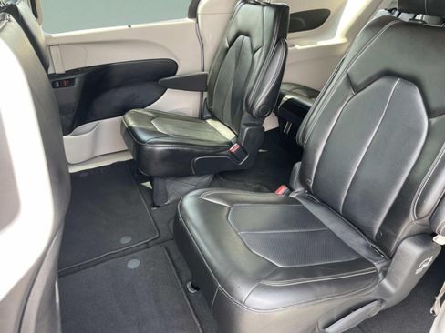 Used 2024 Chrysler Pacifica Touring-L FWD image 12