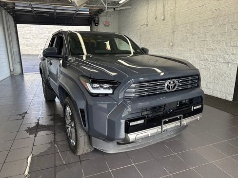 Used 2025 Toyota 4Runner Limited AWD/4WD image 2