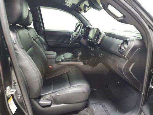 Used 2019 Toyota Tacoma TRD Sport image 12