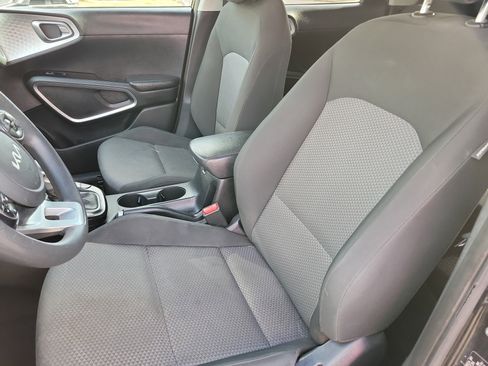 Used 2022 Kia Soul LX image 4