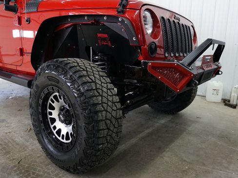 Used 2014 Jeep Wrangler Unlimited Sahara w/ Connectivity Group AWD/4WD image 3