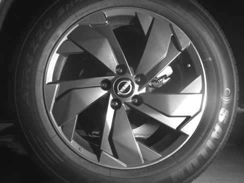 Used 2025 Nissan Rogue SV FWD image 11