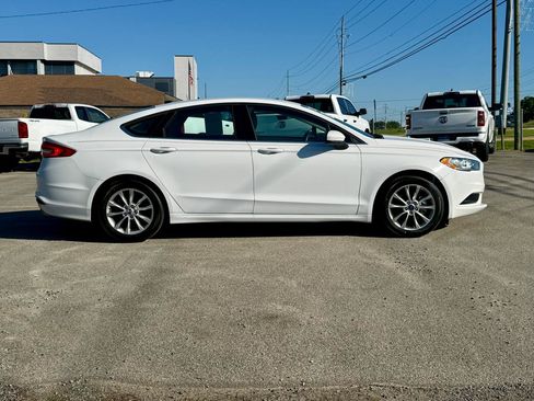 Used 2017 Ford Fusion SE w/ Fusion SE Technology Package FWD image 2