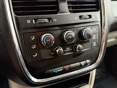 Used 2019 Dodge Grand Caravan SE w/ UConnect Hands-Free Group image 43