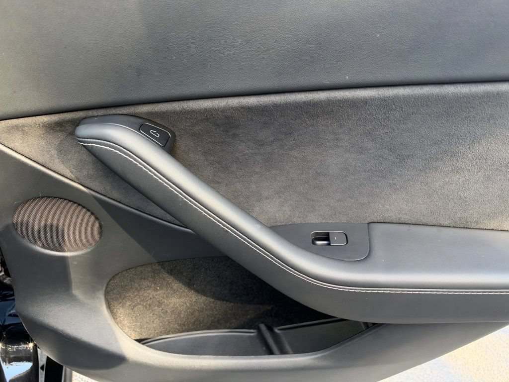 Used 2022 Tesla Model Y Long Range AWD/4WD image 30