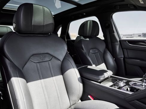 Used 2022 Bentley Bentayga AWD/4WD image 40