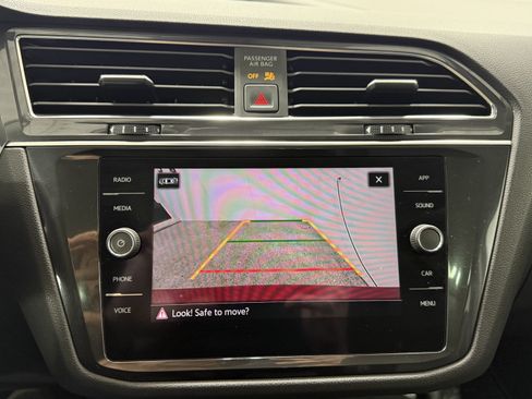Used 2021 Volkswagen Tiguan SE w/ Panoramic Sunroof Package image 20
