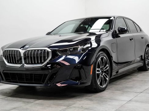 Used 2026 BMW 550e xDrive AWD/4WD image 7