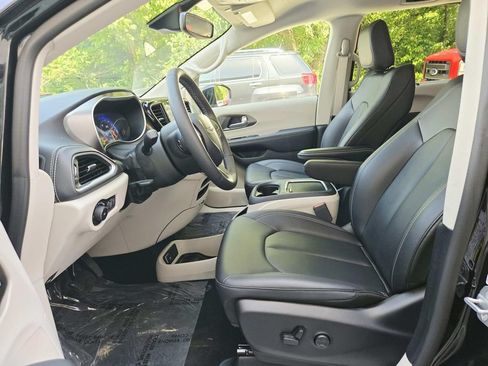 Used 2024 Chrysler Pacifica Touring-L w/ Road Tripper Package FWD image 11