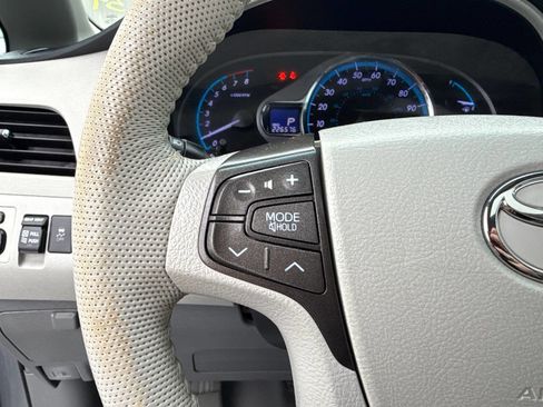 Used 2013 Toyota Sienna XLE image 36