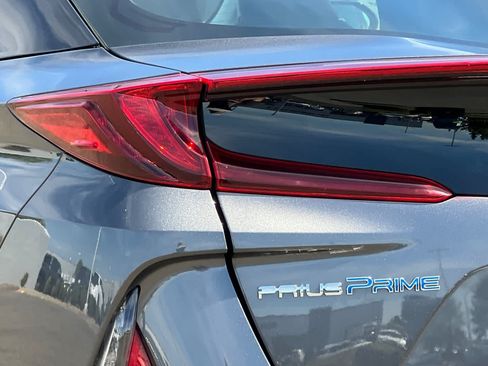 Certified 2017 Toyota Prius Prime Advanced FWD image 32