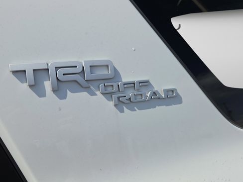 Certified 2024 Toyota 4Runner TRD Off-Road Premium w/ Moonroof Package AWD/4WD image 32
