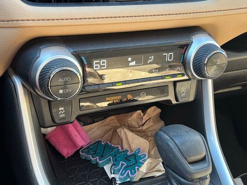 Used 2021 Toyota RAV4 XLE w/ Convenience Package image 12