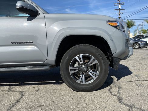 Used 2019 Toyota Tacoma TRD Sport w/ Exterior Package image 25