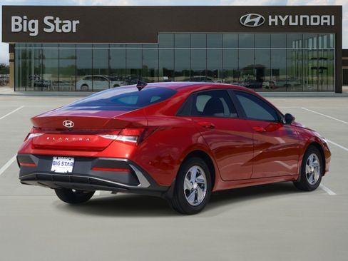 Used 2026 Hyundai Elantra SE FWD image 4