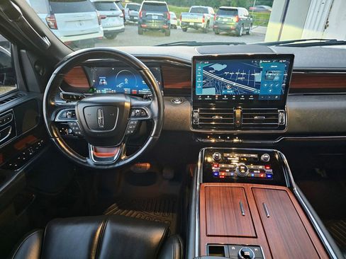 Used 2023 Lincoln Navigator 2WD image 9