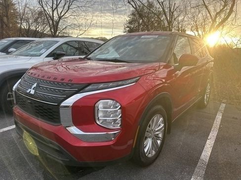 Used 2022 Mitsubishi Outlander ES image 2
