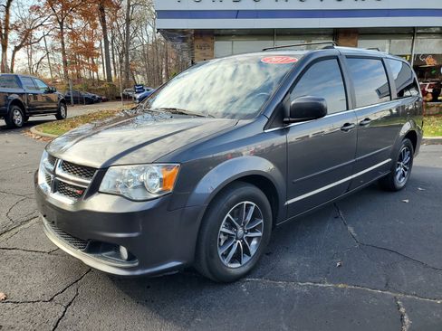 Used 2017 Dodge Grand Caravan SXT image 2