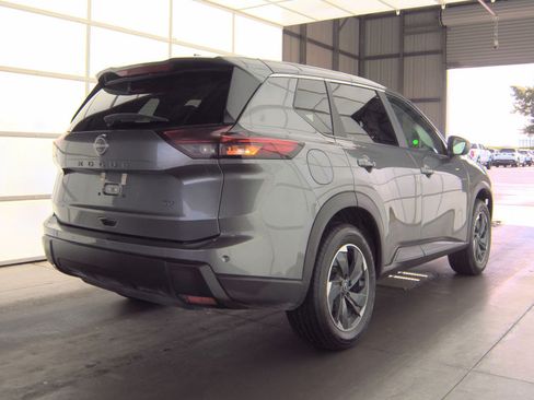 Used 2024 Nissan Rogue SV FWD image 2