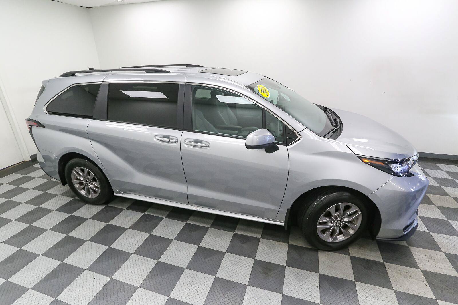 Used 2025 Toyota Sienna XLE FWD image 5