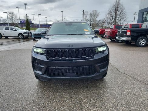Used 2023 Jeep Grand Cherokee Altitude image 2